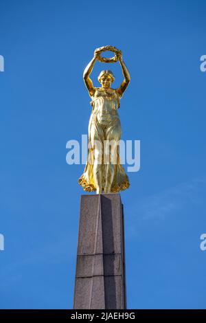 Luxemburg-Stadt, Mai 2022. Granitobelisk und Kriegsdenkmal mit dem Spitznamen „Goldene Dame“ für die goldene Statue einer Frau auf der Oberseite. Stockfoto