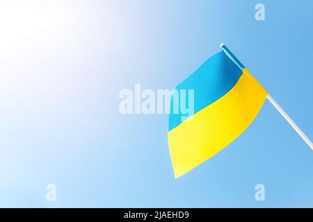 Große zweifarbige gelb-blaue ukrainische Staatsflagge, nationales Symbol flattert, winkt im Wind gegen den blauen Himmel an sonnigen Tagen. Kiew, Hauptstadt der Ukraine, Tag der Unabhängigkeitsverfassung, Nationalfeiertag Stockfoto