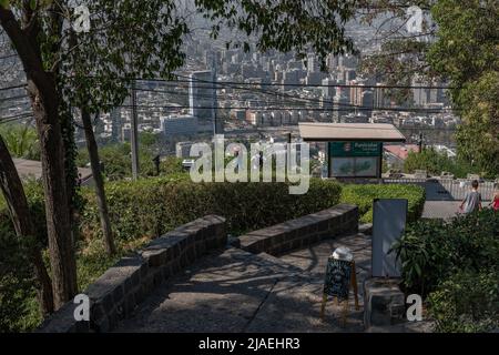 Schöne Aussicht vom San Cristobal Hügel auf Santiago, Chile Stockfoto