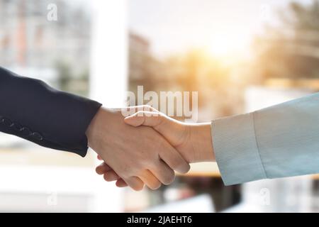 Nahaufnahme des Handshakes eines Geschäftsmannes. Business Partnership Meeting Konzept. Stockfoto