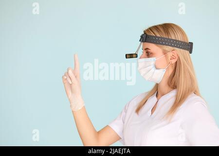 HNO-Ärztin, die im Krankenhaus in Maske getragen und auf die Kamera geschaut hat Stockfoto