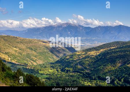 Sommerlandschaft in La Cerdanya, Pyrenäen, Katalonien, Spanien. Stockfoto