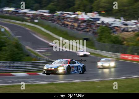 28. Mai 2022, Rheinland-Pfalz, Nürburg: Der Audi R8 LMS GT3 des Audi Sport Team Phoenix mit Kelvin van der Linde, Dries Vanthoor, Frederic Vervisch und Robin Frijns passiert beim 24-Stunden-Rennen auf dem Nürburgring den Streckenabschnitt Brünnchen. Erstmals wird das Rennen wieder weitgehend ohne Corona-Anforderungen ausgetragen. Foto: Thomas Frey/dpa Stockfoto