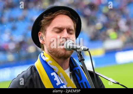 Hamburg, Deutschland. 28.. Mai 2022. Fußball: Wohltätigkeitsveranstaltung 'All-Stars für die Ukraine', mit dem Spiel 'Hamburg & die Welt' gegen 'DFB All-Stars' im Volksparkstadion. Der Musiker Johannes Oerding singt für die Zuschauer in der Halbzeitpause. Quelle: Jonas Walzberg/dpa/Alamy Live News Stockfoto