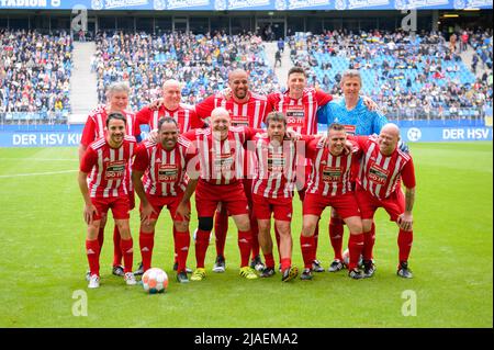 Hamburg, Deutschland. 28.. Mai 2022. Fußball: Benefizveranstaltung 'All-Stars für die Ukraine', mit dem Spiel 'Hamburg & die Welt' gegen 'DFB All-Stars' im Volksparkstadion. Das Team von 'Hamburg & the World' posiert für ein Gruppenfoto. Quelle: Jonas Walzberg/dpa/Alamy Live News Stockfoto