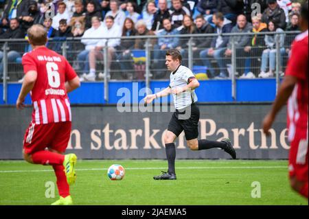 Hamburg, Deutschland. 28.. Mai 2022. Fußball: Wohltätigkeitsveranstaltung 'All-Stars für die Ukraine', mit dem Spiel 'Hamburg & die Welt' gegen 'DFB All-Stars' im Volksparkstadion. Schiedsrichter Patrick Ittrich spielt in der zweiten Halbzeit im Team von 'DFB All-Stars'. Quelle: Jonas Walzberg/dpa/Alamy Live News Stockfoto