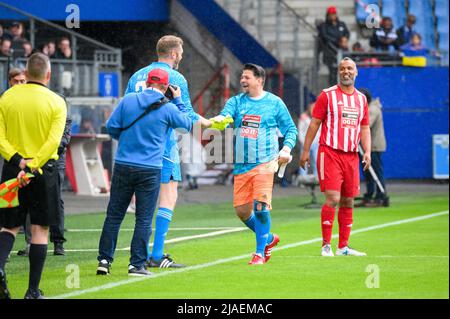 Hamburg, Deutschland. 28.. Mai 2022. Fußball: Wohltätigkeitsveranstaltung „All-Stars für die Ukraine“ mit dem Spiel „Hamburg & die Welt“ gegen „DFB All-Stars“ im Volksparkstadion. Tim Mälzer (2. von rechts), TV-Chef und Spieler im Team „Hamburg & the World“, Fünfer Johannes Jogi Bitter (3. von links, versteckt), Handball-Torwart und auch im Team „Hamburg & the World“, während einer Substitution während Teamkollege Patrick Coach Esume (R), Deutsch-amerikanischer Fußballtrainer, Sieht im Hintergrund an. Quelle: Jonas Walzberg/dpa/Alamy Live News Stockfoto