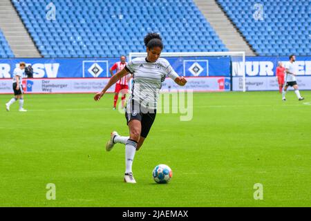 Hamburg, Deutschland. 28.. Mai 2022. Fußball: Wohltätigkeitsveranstaltung „All-Stars für die Ukraine“ mit dem Spiel „Hamburg & die Welt“ gegen „DFB All-Stars“ im Volksparkstadion. Navina Omilade, ehemalige deutsche Fußballspielerin und Mitglied der DFB All-Stars-Mannschaft, in Aktion. Quelle: Jonas Walzberg/dpa/Alamy Live News Stockfoto