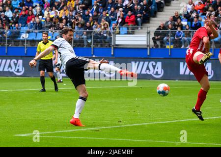 Hamburg, Deutschland. 28.. Mai 2022. Fußball: Wohltätigkeitsveranstaltung 'All-Stars für die Ukraine', mit dem Spiel 'Hamburg & die Welt' gegen 'DFB All-Stars' im Volksparkstadion. Arne Friedrich, ehemaliger Fußballer und Spieler der 'DFB All-Stars', in Aktion. Quelle: Jonas Walzberg/dpa/Alamy Live News Stockfoto