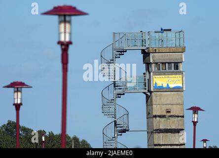 27. Mai 2022, Brandenburg, Lenzen (Elbe): Der ehemalige Wachturm der DDR-Grenztruppen an der Elbe in der Nähe der Anlegestelle der Fähre Pevestorf-Lenzen. Der Turm ist nur wenige Meter vom Flussufer entfernt und wurde in einen Aussichtspunkt umgewandelt. Foto: Soeren Sache/dpa Stockfoto