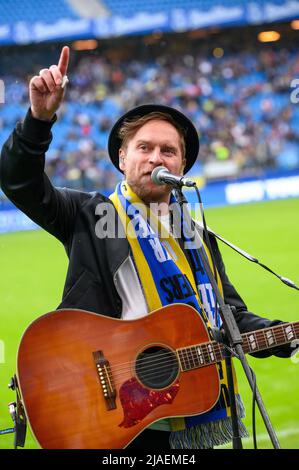 Hamburg, Deutschland. 28.. Mai 2022. Fußball: Wohltätigkeitsveranstaltung 'All-Stars für die Ukraine', mit dem Spiel 'Hamburg & die Welt' gegen 'DFB All-Stars' im Volksparkstadion. Der Musiker Johannes Oerding singt für die Zuschauer in der Halbzeitpause. Quelle: Jonas Walzberg/dpa/Alamy Live News Stockfoto