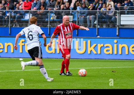 Hamburg, Deutschland. 28.. Mai 2022. Fußball: Wohltätigkeitsveranstaltung „All-Stars für die Ukraine“ mit dem Spiel „Hamburg & die Welt“ gegen „DFB All-Stars“ im Volksparkstadion. Stig Töfting (M), ehemaliger dänischer Fußballspieler und Spieler im Team „Hamburg & the World“ in Aktion. Quelle: Jonas Walzberg/dpa/Alamy Live News Stockfoto