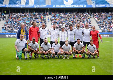 Hamburg, Deutschland. 28.. Mai 2022. Fußball: Wohltätigkeitsveranstaltung „All-Stars für die Ukraine“ mit dem Spiel „Hamburg & die Welt“ gegen „DFB All-Stars“ im Volksparkstadion. Das DFB All-Stars-Team posiert für ein Gruppenfoto. Quelle: Jonas Walzberg/dpa/Alamy Live News Stockfoto