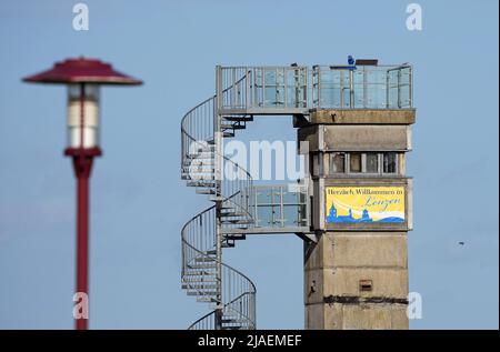 27. Mai 2022, Brandenburg, Lenzen (Elbe): Der ehemalige Wachturm der DDR-Grenztruppen an der Elbe in der Nähe der Anlegestelle der Fähre Pevestorf-Lenzen. Der Turm ist nur wenige Meter vom Flussufer entfernt und wurde in einen Aussichtspunkt umgewandelt. Foto: Soeren Sache/dpa Stockfoto