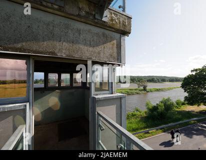 27. Mai 2022, Brandenburg, Lenzen (Elbe): Der ehemalige Wachturm der DDR-Grenztruppen an der Elbe in der Nähe der Anlegestelle der Fähre Pevestorf-Lenzen. Der Turm ist nur wenige Meter vom Flussufer entfernt und wurde in einen Aussichtspunkt umgewandelt. Foto: Soeren Sache/dpa Stockfoto