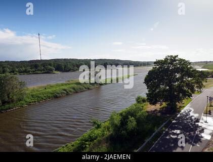 27. Mai 2022, Brandenburg, Lenzen (Elbe): Die Elbe in der Nähe der Anlegestelle der Fähre Pevestorf-Lenzen. Foto: Soeren Sache/dpa Stockfoto