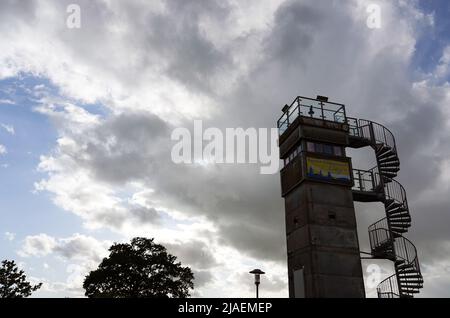 27. Mai 2022, Brandenburg, Lenzen (Elbe): Der ehemalige Wachturm der DDR-Grenztruppen an der Elbe in der Nähe der Anlegestelle der Fähre Pevestorf-Lenzen. Der Turm ist nur wenige Meter vom Flussufer entfernt und wurde in einen Aussichtspunkt umgewandelt. Foto: Soeren Sache/dpa Stockfoto