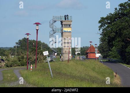 27. Mai 2022, Brandenburg, Lenzen (Elbe): Der ehemalige Wachturm der DDR-Grenztruppen an der Elbe in der Nähe der Anlegestelle der Fähre Pevestorf-Lenzen. Der Turm ist nur wenige Meter vom Flussufer entfernt und wurde in einen Aussichtspunkt umgewandelt. Foto: Soeren Sache/dpa Stockfoto