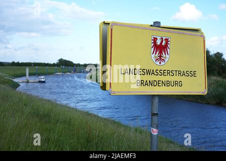27. Mai 2022, Brandenburg, Lenzen (Elbe): Auf dem Elbdeich in der Nähe der Anlegestelle der Fähre Pevestorf-Lenzen steht ein Schild "Landeswasserstraße Brandenburg". Foto: Soeren Sache/dpa Stockfoto