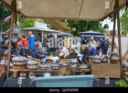 28. Mai 2022, Brandenburg, Groß Neuendorf: Viele Besucher sind auf dem Töpfermarkt zu sehen. Am 27.05.2022 begannen die dreitägigen 24. Art Loose Days im Oderbruch in Ostbrandenburg. Präsentiert werden Gemälde, Keramik, Schmuck und Fotografien von etwa 40 Künstlern, die ihre Ateliers und Höfe für Besucher öffnen. Viele Künstler aus der Region leben auf so genannten losen Bauernhöfen - weit verstreut im Oderbruch. Der Oderbruch wurde nach der Entwässerung vor fast 270 Jahren geschaffen, wurde vom preußischen König Friedrich II. Mit Kolonisten besiedelt und wird als Lebensraum mit einem ausgeklügelten Wassersystem gepflegt. Foto: Patri Stockfoto