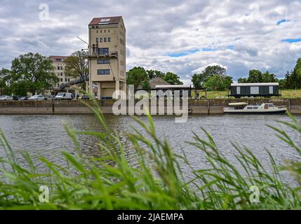 28. Mai 2022, Brandenburg, Groß Neuendorf: Am Hafen an der deutsch-polnischen Grenze oder steht ein Speichenturm. Am 27.05.2022 begannen die dreitägigen 24. Art Loose Days im Oderbruch in Ostbrandenburg. Präsentiert werden Gemälde, Keramik, Schmuck und Fotografie von rund 40 Künstlern, die ihre Ateliers und Höfe für Besucher öffnen. Viele Künstler aus der Region leben auf so genannten losen Bauernhöfen - weit verstreut im Oderbruch. Der Oderbruch wurde nach der Entwässerung vor fast 270 Jahren geschaffen, wurde vom preußischen König Friedrich II. Mit Kolonisten besiedelt und wird als Lebensraum mit einem Ber l chen gepflegt Stockfoto