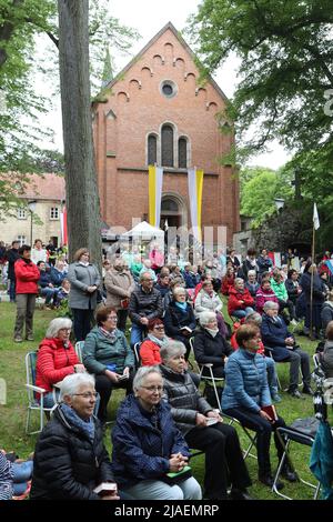 29. Mai 2022, Thüringen, Dingelstädt: Treue Frauen und Männer nehmen an der Eucharistiefeier der Frauenwallfahrt im Kloster auf dem Curb Hill Teil. Foto: Matthias Bein/dpa Stockfoto