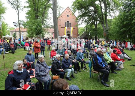 29. Mai 2022, Thüringen, Dingelstädt: Treue Frauen und Männer nehmen an der Eucharistiefeier der Frauenwallfahrt im Kloster auf dem Curb Hill Teil. Foto: Matthias Bein/dpa Stockfoto