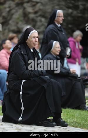 29. Mai 2022, Thüringen, Dingelstädt: Gläubige Frauen nehmen an der Eucharistiefeier der Frauenwallfahrt im Kloster auf dem Curb Hill Teil. Foto: Matthias Bein/dpa Stockfoto