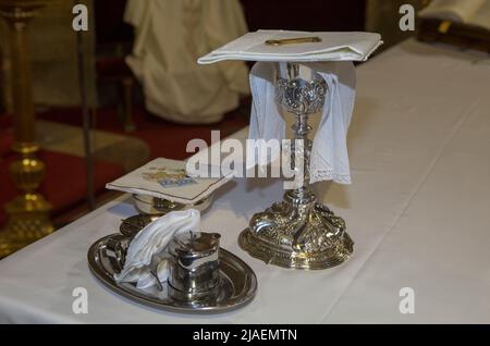 Plasencia, Spanien - 21h. Mai 2022: Kelch, Wein, Wasserkrug und Pyx in der Kirche des Heiligen Nikolaus, Plasencia, Caceres, Extremadura, Spanien Stockfoto