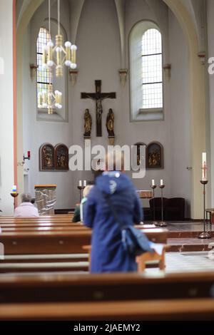 29. Mai 2022, Thüringen, Dingelstädt: Gläubige Frauen stehen in der Kirche während der Eucharistiefeier der Frauenwallfahrt im Kloster auf dem Curb's Hill. Foto: Matthias Bein/dpa Stockfoto