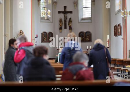 29. Mai 2022, Thüringen, Dingelstädt: Gläubige Frauen stehen in der Kirche während der Eucharistiefeier der Frauenwallfahrt im Kloster auf dem Curb's Hill. Foto: Matthias Bein/dpa/ZB Stockfoto