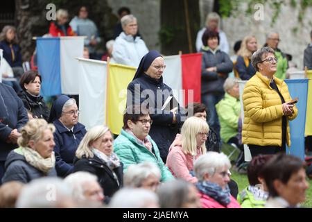 29. Mai 2022, Thüringen, Dingelstädt: Treue Frauen und Männer nehmen an der Eucharistiefeier der Frauenwallfahrt im Kloster auf dem Curb Hill Teil. Foto: Matthias Bein/dpa Stockfoto