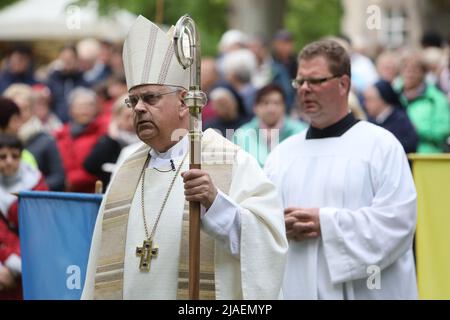 29. Mai 2022, Thüringen, Dingelstädt: Weihbischof Reinhard Hauke (l.) tritt zu Beginn der Eucharistiefeier der Frauenwallfahrt im Kloster auf dem Kerbsche Berg ein. Foto: Matthias Bein/dpa Stockfoto