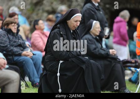 29. Mai 2022, Thüringen, Dingelstädt: Treue Frauen und Männer nehmen an der Eucharistiefeier der Frauenwallfahrt im Kloster auf dem Curb Hill Teil. Foto: Matthias Bein/dpa Stockfoto