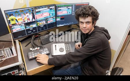 28. Mai 2022, Schleswig-Holstein, Lübeck: Elian Terelle, Preisträger aus Rheinland-Pfalz im Bereich Mathematik/Informatik beim Bundesfinale von Jugend forscht 57., entwickelte Software und Hardware für sein eigenes Low-Cost-System für Live-Videoübertragungen im Sport. So können spannende Spielszenen zurückgespult und in jeder gewünschten Geschwindigkeit wiederholt werden. Insgesamt 108 Forschungsprojekte nahmen am Landesfinale von „Jugend forscht“ 57. Teil. Foto: Markus Scholz/dpa Stockfoto