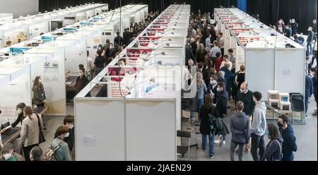 28. Mai 2022, Schleswig-Holstein, Lübeck: 108 Forschungsprojekte präsentieren ihre Ergebnisse beim Landesfinale von Jugend forscht 57. in der Musik- und Kongresshalle. Foto: Markus Scholz/dpa Stockfoto