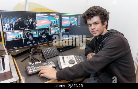 28. Mai 2022, Schleswig-Holstein, Lübeck: Elian Terelle, Preisträger aus Rheinland-Pfalz im Bereich Mathematik/Informatik beim Bundesfinale von Jugend forscht 57., entwickelte Software und Hardware für sein eigenes Low-Cost-System für Live-Videoübertragungen im Sport. So können spannende Spielszenen zurückgespult und in jeder gewünschten Geschwindigkeit wiederholt werden. Insgesamt 108 Forschungsprojekte nahmen am Landesfinale von „Jugend forscht“ 57. Teil. Foto: Markus Scholz/dpa Stockfoto