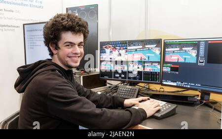 28. Mai 2022, Schleswig-Holstein, Lübeck: Elian Terelle, Preisträger aus Rheinland-Pfalz im Bereich Mathematik/Informatik beim Bundesfinale von Jugend forscht 57., entwickelte Software und Hardware für sein eigenes Low-Cost-System für Live-Videoübertragungen im Sportbereich. So können spannende Spielszenen zurückgespult und in jeder gewünschten Geschwindigkeit wiederholt werden. Insgesamt 108 Forschungsprojekte nahmen am Landesfinale von „Jugend forscht“ 57. Teil. Foto: Markus Scholz/dpa Stockfoto