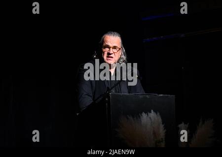 Hamburg, Deutschland. 29.. Mai 2022. Ulrich Waller, künstlerischer Leiter des Hansa Varieté Theaters, leitet die Zeremonie. Der Anfang April verstorbene Schauspieler Uwe Bohm wurde mit einer öffentlichen Gedenkfeier im Hamburger St. Pauli Theater in Erinnerung gerufen. Quelle: Jonas Walzberg/dpa/Alamy Live News Stockfoto