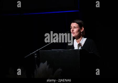 Hamburg, Deutschland. 29.. Mai 2022. Annett Renneberg, Schauspielerin, spricht auf der Bühne. Im Hamburger St. Pauli Theater fand eine öffentliche Gedenkfeier zum Gedenken an den Anfang April verstorbenen Schauspieler Uwe Bohm statt. Quelle: Jonas Walzberg/dpa/Alamy Live News Stockfoto