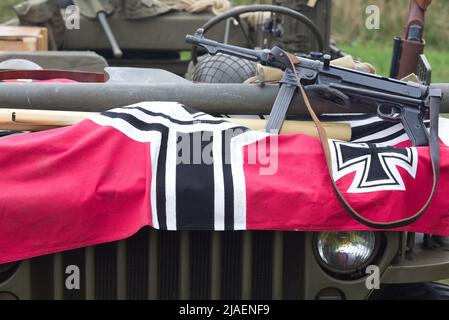 Jeep mit einer Flagge des dritten reichs und einem Maschinengewehr MP 40 Schmeisser Stockfoto