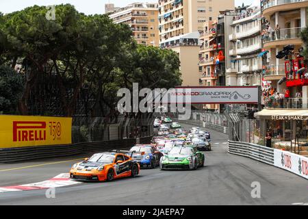 Start, #25 Larry ten Voorde (NL, Team GP Elite), #3 Laurin Heinrich (D, SSR Huber Racing), #19 Dorian Boccolacci (F, Martinet by Almeras), Porsche Mobil 1 Supercup am Circuit de Monaco am 29. Mai 2022 in Monte Carlo, Monaco. (Foto mit ZWEI HOHEN Bildern) Stockfoto