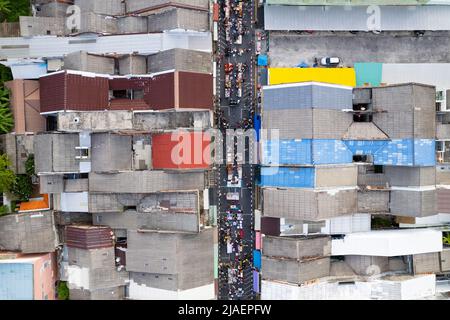 Luftaufnahme Drohne fliegt über phuket Stadt Thailand.Drohne über eine Straße Nachtmarkt am Sonntag in Phuket Stadt und Touristen zu Fuß einkaufen in alten stre Stockfoto