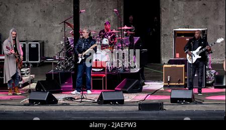 Berlin, Deutschland. 29.. Mai 2022. Der Musiker Eric Clapton tritt an der Waldbühne auf. Kredit: Britta Pedersen/dpa/Alamy Live Nachrichten Stockfoto