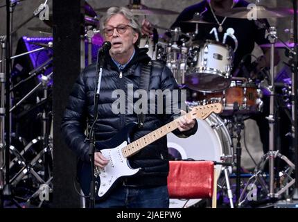 Berlin, Deutschland. 29.. Mai 2022. Der Musiker Eric Clapton tritt an der Waldbühne auf. Kredit: Britta Pedersen/dpa/Alamy Live Nachrichten Stockfoto