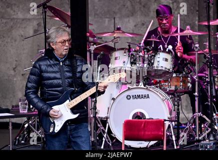 Berlin, Deutschland. 29.. Mai 2022. Der Musiker Eric Clapton tritt an der Waldbühne auf. Kredit: Britta Pedersen/dpa/Alamy Live Nachrichten Stockfoto