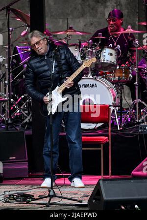 Berlin, Deutschland. 29.. Mai 2022. Der Musiker Eric Clapton tritt an der Waldbühne auf. Kredit: Britta Pedersen/dpa/Alamy Live Nachrichten Stockfoto