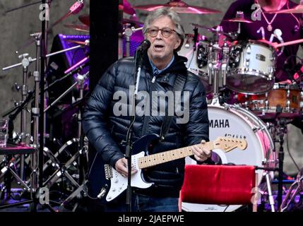 Berlin, Deutschland. 29.. Mai 2022. Der Musiker Eric Clapton tritt an der Waldbühne auf. Kredit: Britta Pedersen/dpa/Alamy Live Nachrichten Stockfoto