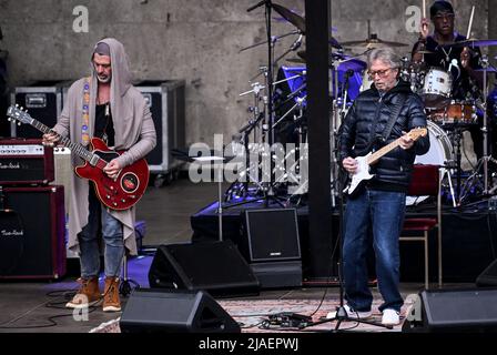 Berlin, Deutschland. 29.. Mai 2022. Der Musiker Eric Clapton tritt an der Waldbühne auf. Kredit: Britta Pedersen/dpa/Alamy Live Nachrichten Stockfoto