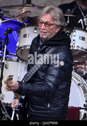 Berlin, Deutschland. 29.. Mai 2022. Der Musiker Eric Clapton tritt an der Waldbühne auf. Kredit: Britta Pedersen/dpa/Alamy Live Nachrichten Stockfoto